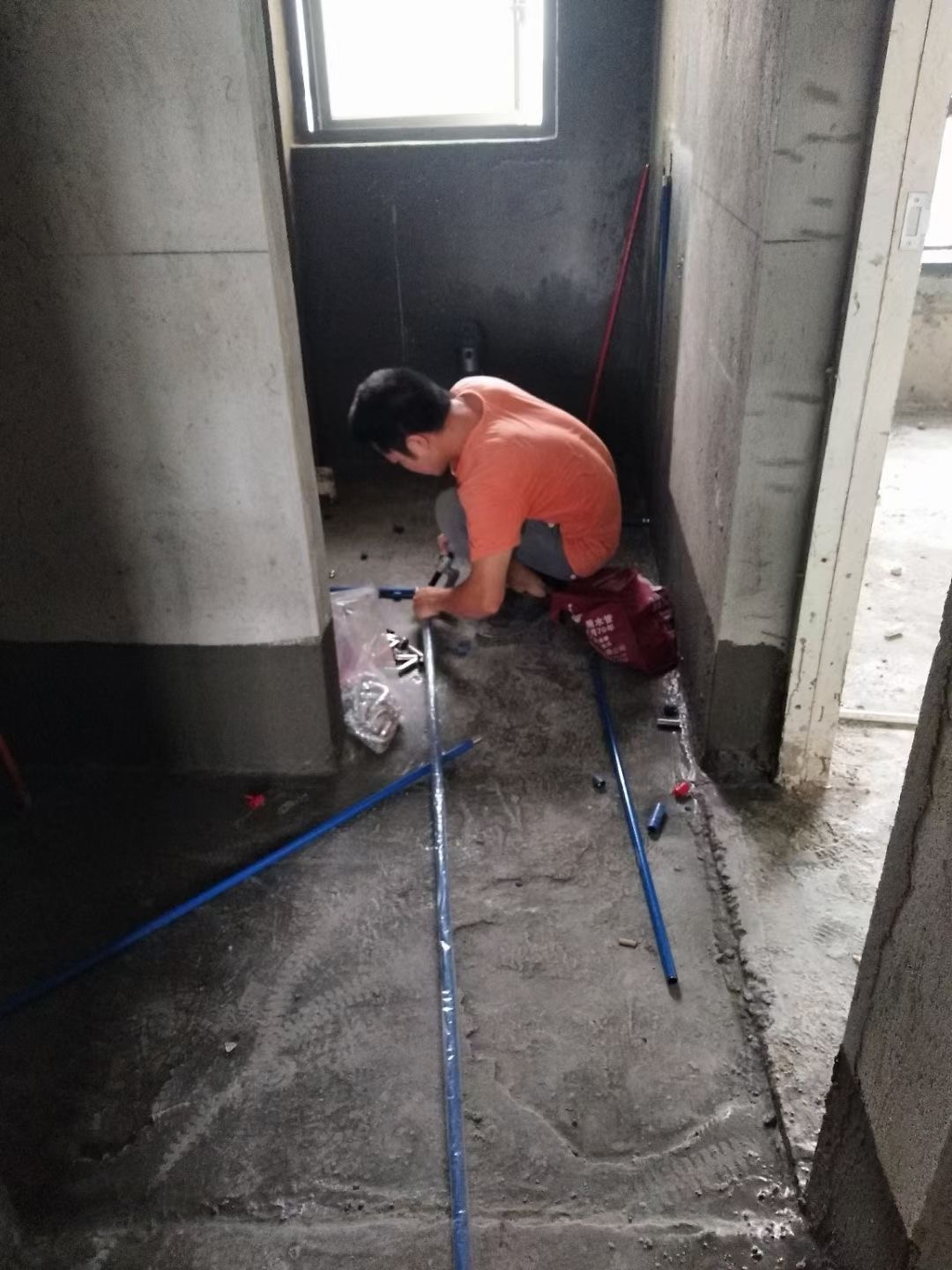 jbo(中国)牌覆塑jbo电竞登录保温水管安装现场.jpg jbo(中国)牌覆塑jbo电竞登录保温水管安装现场.jpg