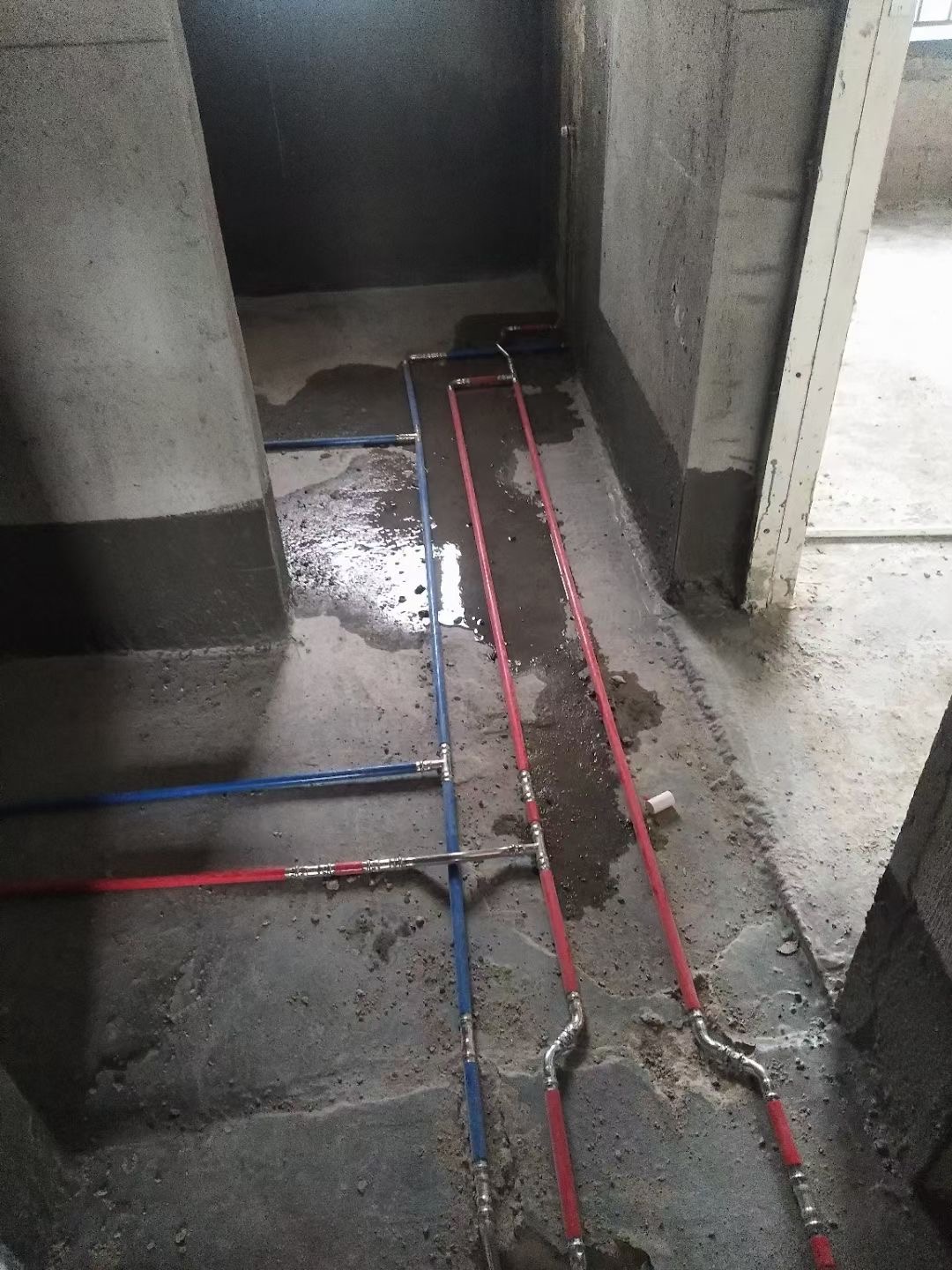 jbo(中国)牌覆塑jbo电竞登录冷热水管安装现场.jpg jbo(中国)牌覆塑jbo电竞登录冷热水管安装现场.jpg