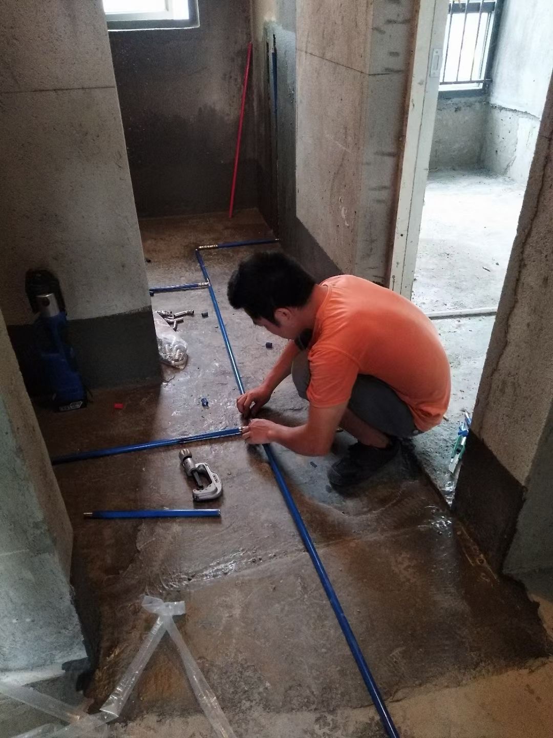 jbo(中国)牌覆塑jbo电竞登录热水管安装现场.jpg jbo(中国)牌覆塑jbo电竞登录热水管安装现场.jpg