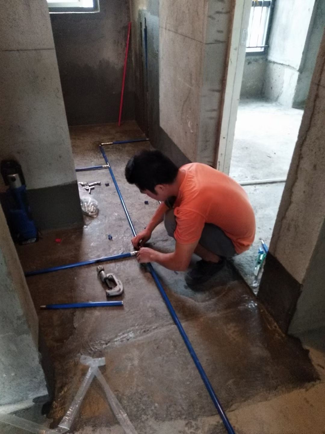 jbo(中国)牌覆塑jbo电竞登录饮用水管安装现场.jpg jbo(中国)牌覆塑jbo电竞登录饮用水管安装现场.jpg