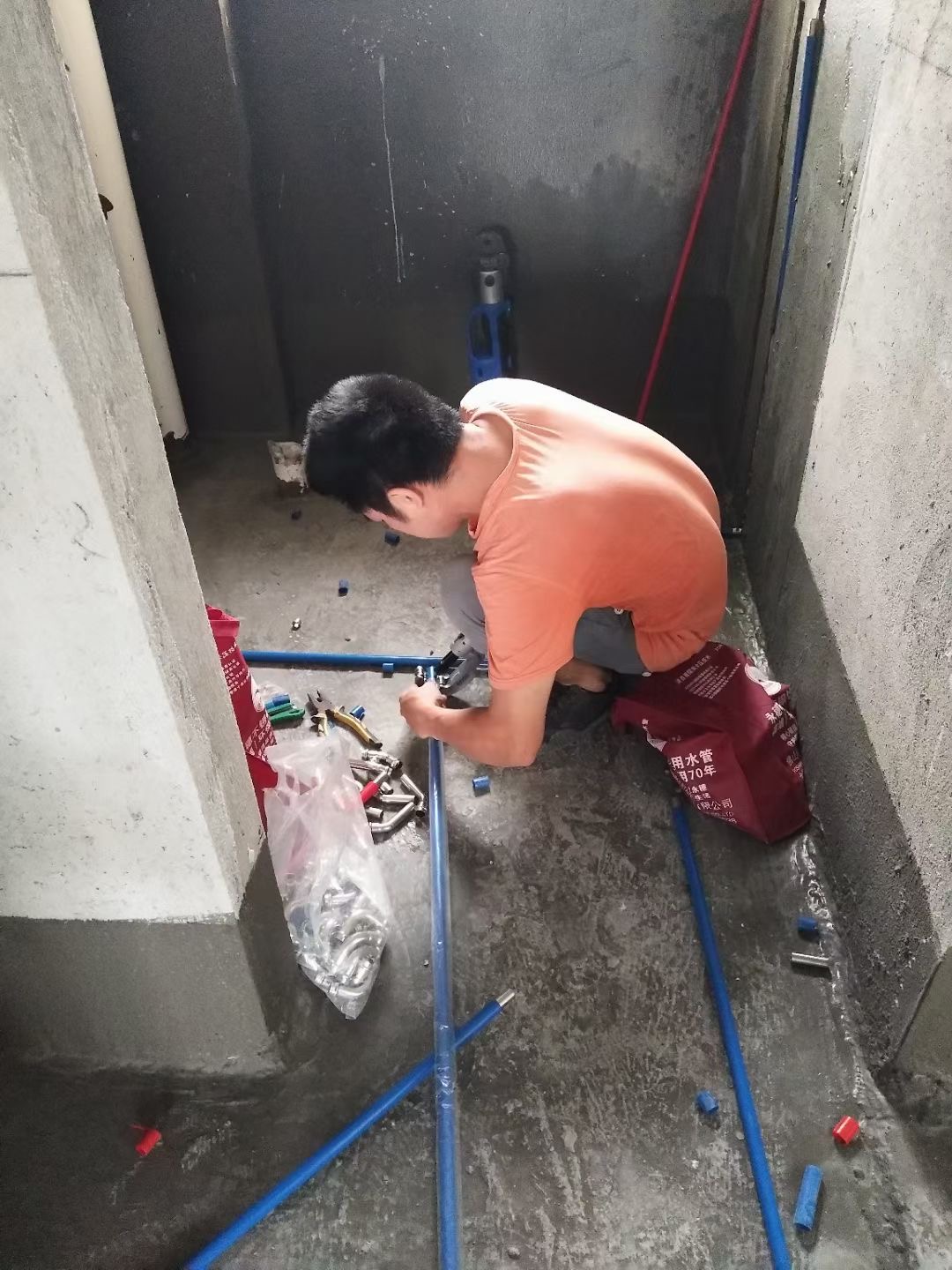 jbo(中国)牌覆塑jbo电竞登录自来水管安装现场.jpg jbo(中国)牌覆塑jbo电竞登录自来水管安装现场.jpg